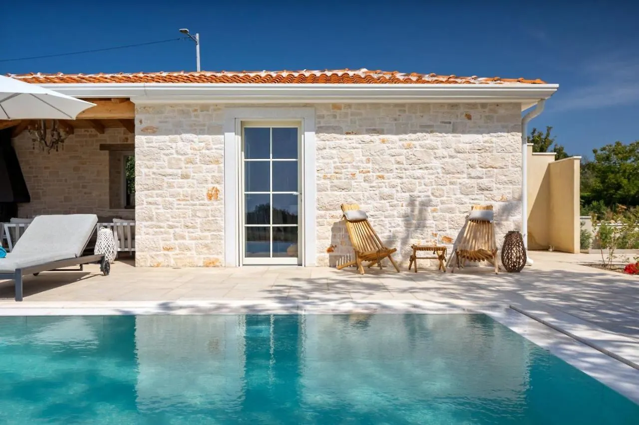 Family Villa Rapavel With Pool In Visnjan