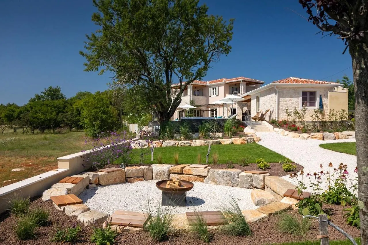 Family Villa Rapavel With Pool In Visnjan