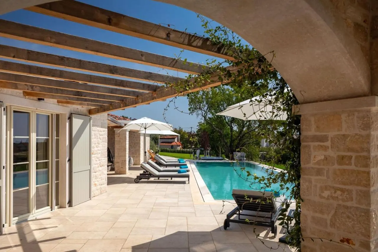 Family Villa Rapavel With Pool In Visnjan